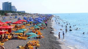 Загруженность городского пляжа летом, городской пляж, Батуми, Грузия