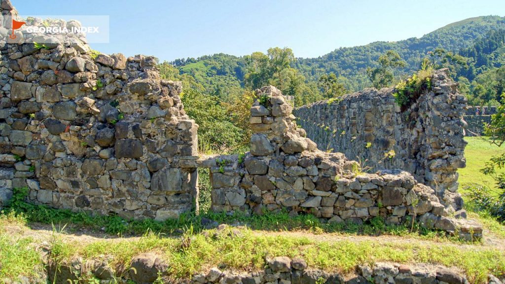 Древние стены внутри крепости, Крепость Гонио, Грузия