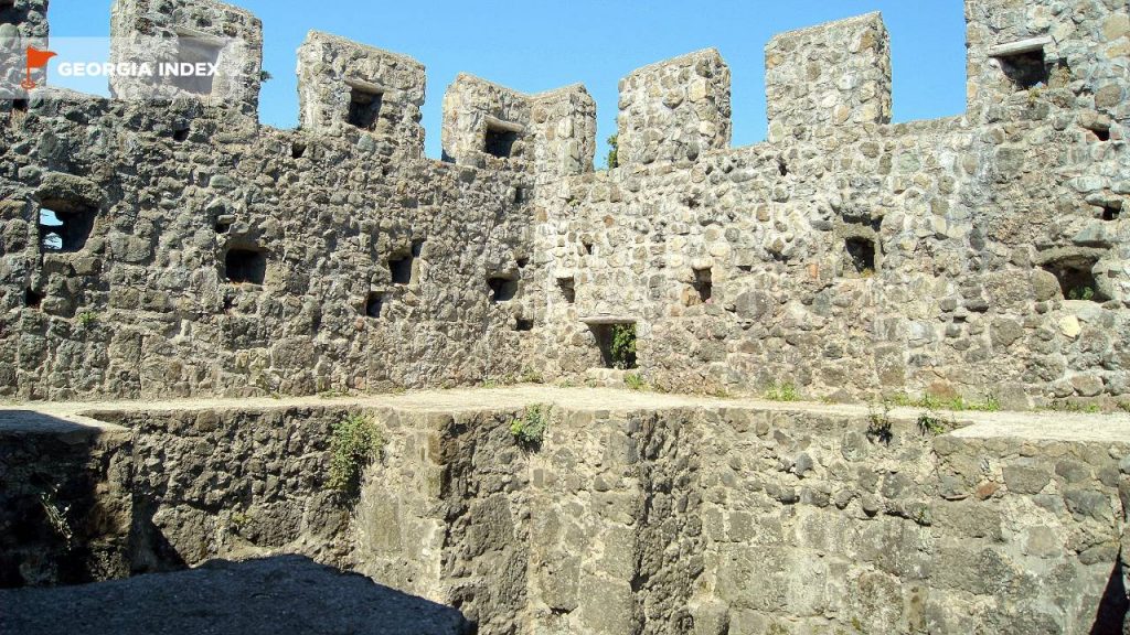 Бойницы на стенах крепости, Крепость Гонио, Грузия