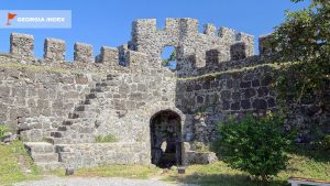 Лестница для поднятия на стены крепости, Крепость Гонио, Грузия