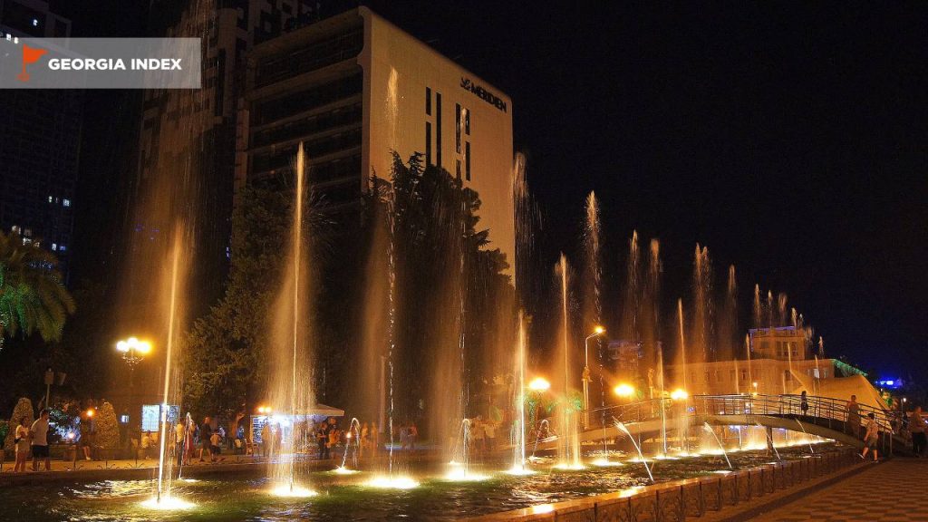 Ночной вид поющих фонтанов на бульваре, поющие фонтаны, Батуми, Грузия
