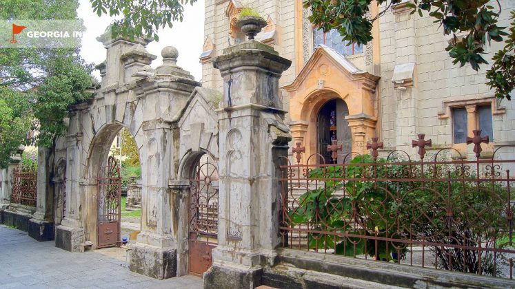 Старинные ворота для входа в храм, старый город Батуми, Грузия