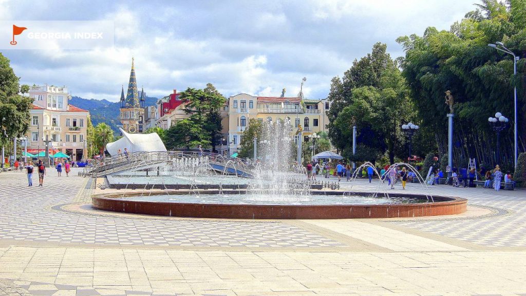 Общий вид фонтанов на Приморском бульваре, поющие фонтаны, Батуми, Грузия