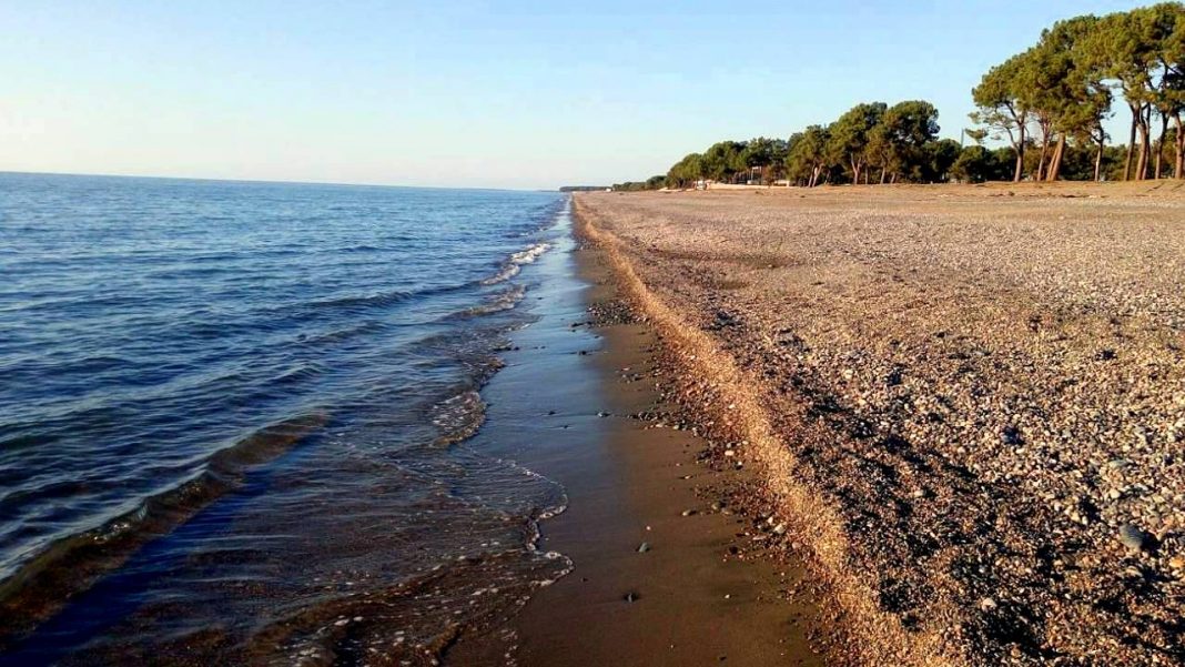 Черное море и галечные пляжи Кобулети, Кобулети, Грузия