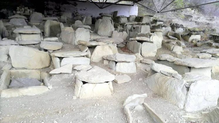 Камни древних сооружений в археологическом парке Армази, Мцхета, Грузия