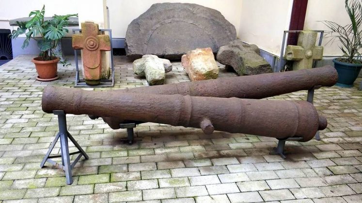 Древние пушки и каменные кресты, Аджарский краеведческий музей, Батуми, Грузия
