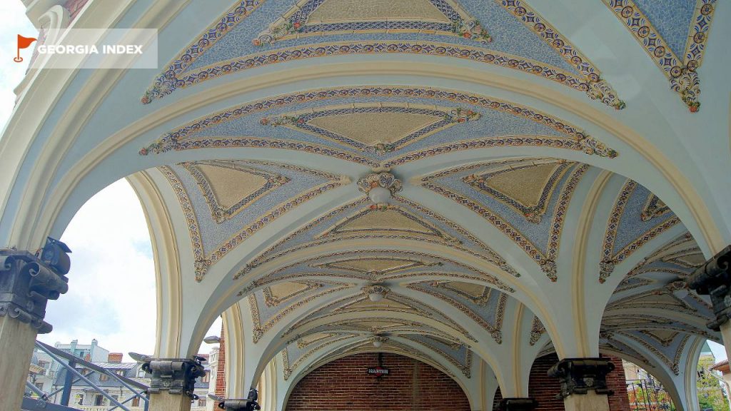 Роспись арочных потолков, площадь Пьяцца, Батуми, Грузия