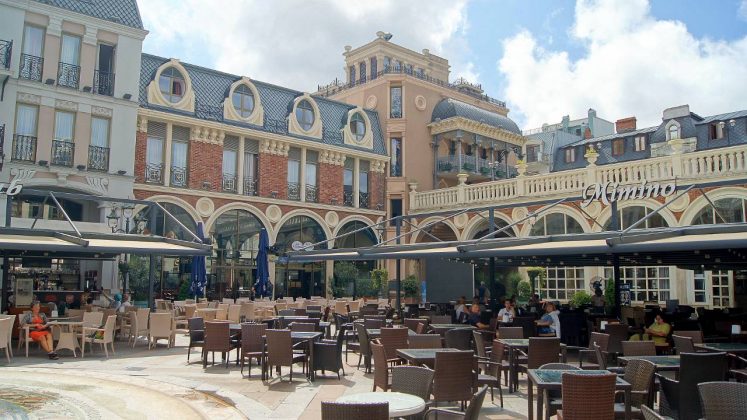 Столики ресторанов на площади , площадь Пьяцца, Батуми, Грузия