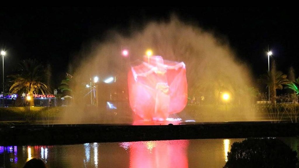 Лазерное шоу на водной глади фонтанов, поющие фонтаны, Батуми, Грузия