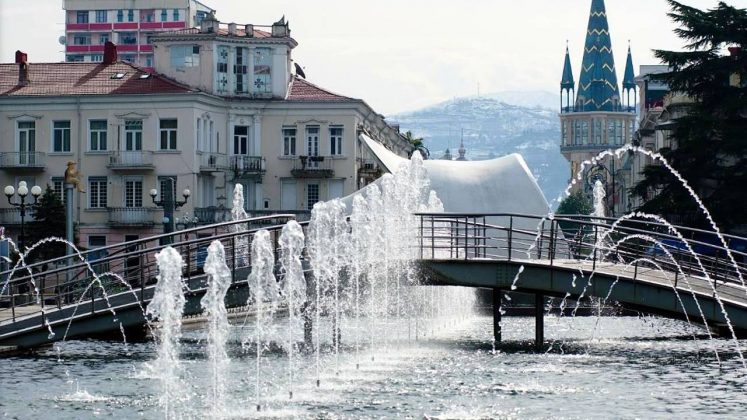 Вид на ЗАГС через фонтаны, поющие фонтаны, Батуми, Грузия