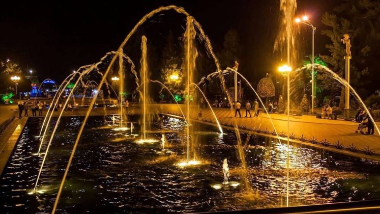 Вечерний вид фонтанов, поющие фонтаны, Батуми, Грузия